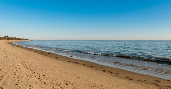 Beach nearby, sun-loungers, beach towels