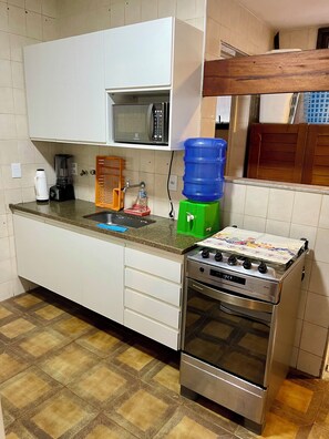 Geladeira, micro-ondas, fogão, cooktop