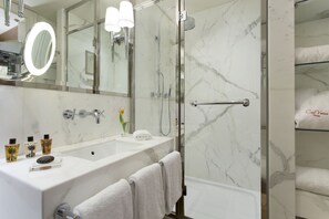 Douche, sèche-cheveux, bidet, serviettes fournies