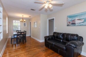 Smart TV - Seabird Shack: Dog Friendly, Downtown Pensacola! (Pensacola)