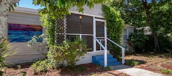 Seabird Shack: Dog Friendly, Downtown Pensacola!