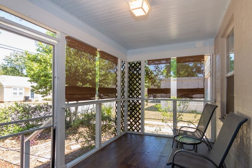 Seabird Shack: Dog Friendly, Downtown Pensacola!