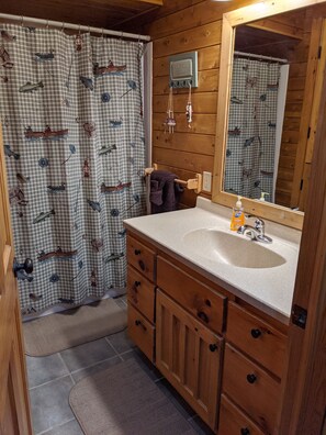 Ensemble douche/baignoire, sèche-cheveux, serviettes fournies