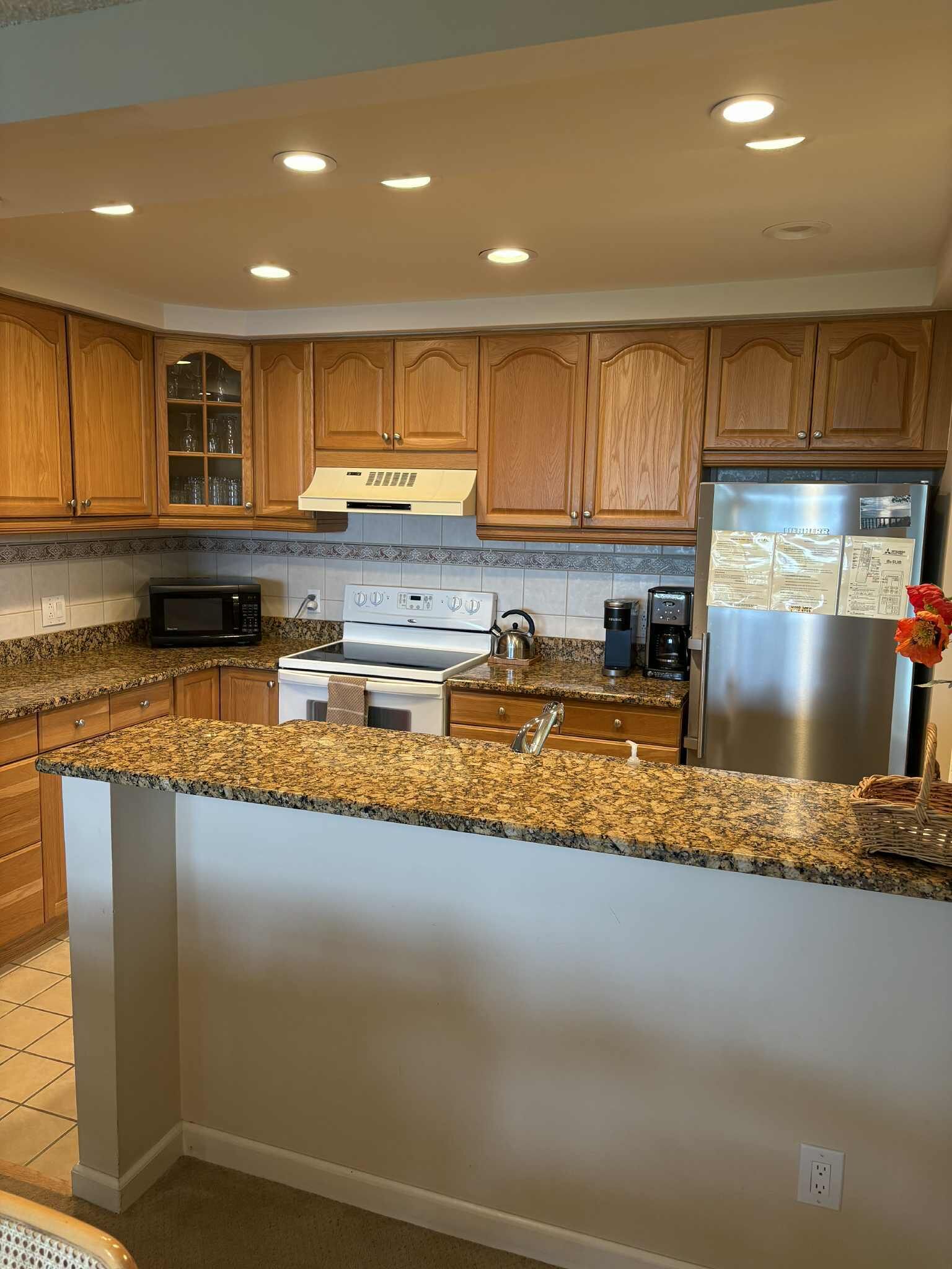 Geladeira, micro-ondas, fogão, cooktop