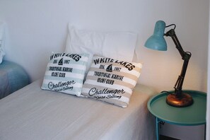 A bed with two pillows, a lamp, and a small table. - Vintage Beach and Golf Villa (Costa da Caparica)