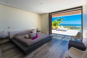 4 bedrooms, in-room safe, desk, iron/ironing board