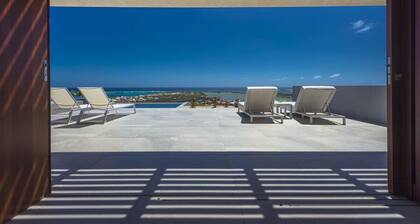 VILLA Ô, luxurious 4-bedroom villa with mirror pool and sea view