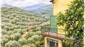 Ein Haus mit einer Steinterrasse, einem Balkon mit grünen Fensterläden und Blick auf eine hügelige Landschaft.