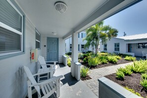 Condo luxo, 1 cama Queen e sofá-cama, vista para o pátio, no piso térreo | Terraço/pátio