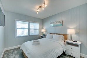 Individually decorated, individually furnished, iron/ironing board - Silver Sands (Treasure Island)