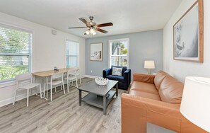 32-英寸纯平电视 （配备有线频道）、液晶电视