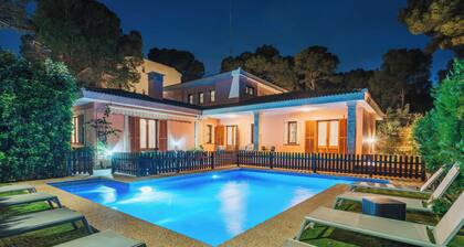 VID: 5 double bedrooms villa with private pool