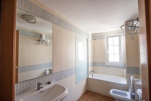 Combined shower/tub, hair dryer, bidet, towels