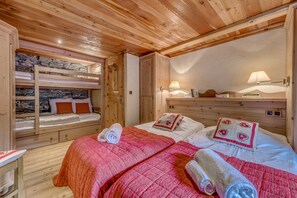 7 chambres, coffres-forts dans les chambres, fer et planche à repasser