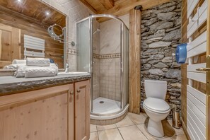 Baignoire, sèche-cheveux, serviettes fournies