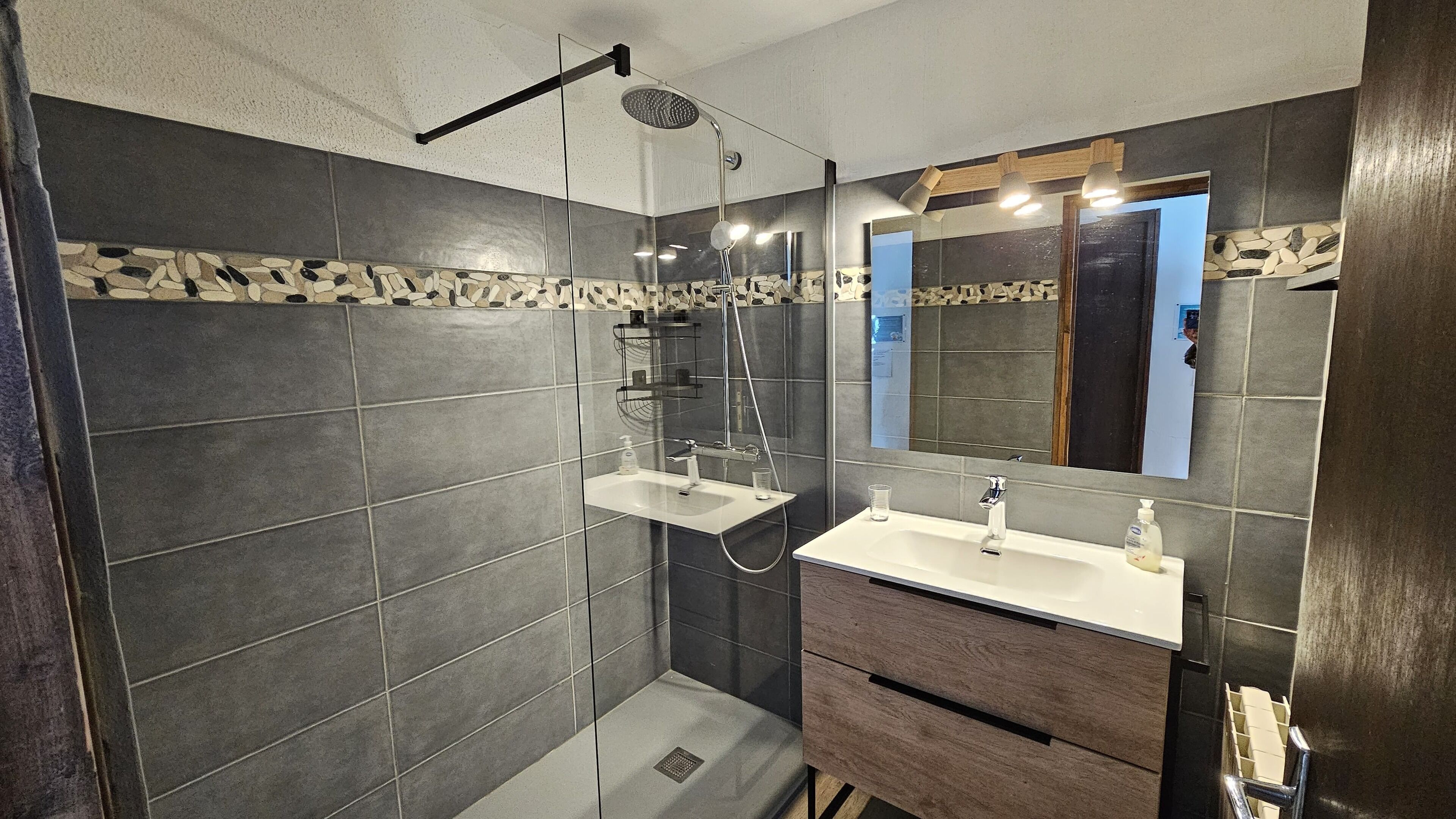 Ensemble douche/baignoire, sèche-cheveux, bidet