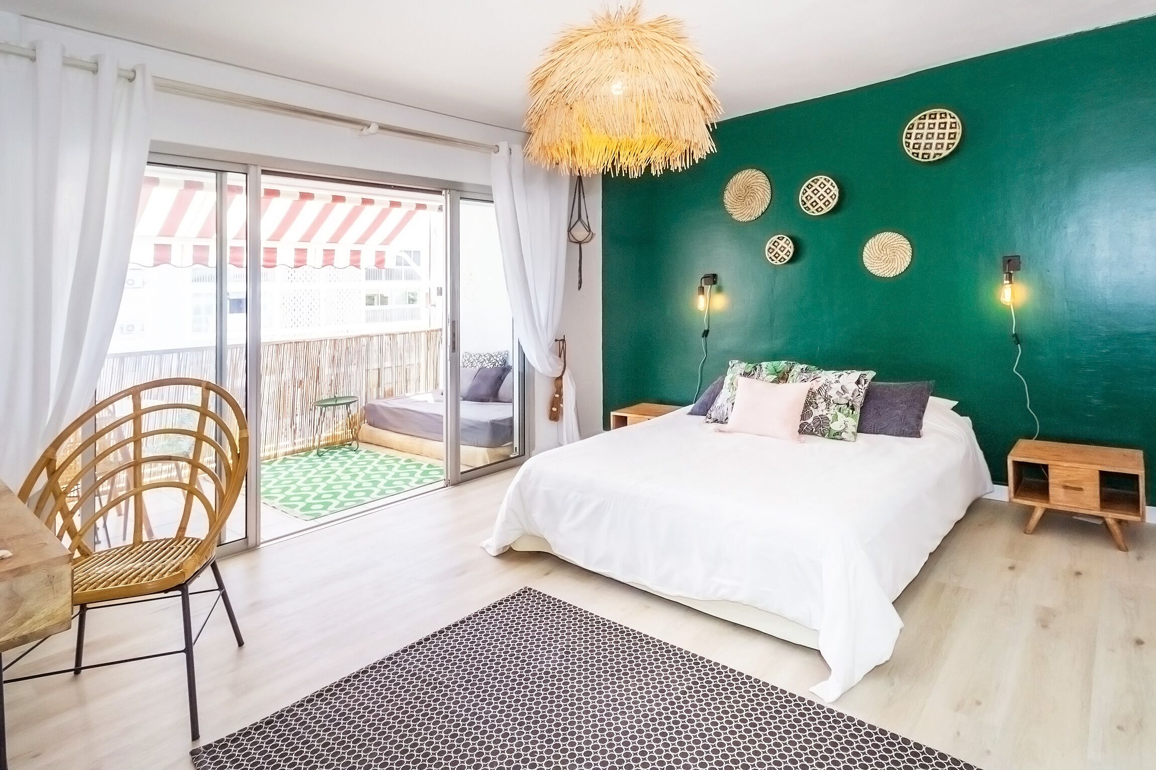 Een strijkplank/strijkijzer, wifi, beddengoed