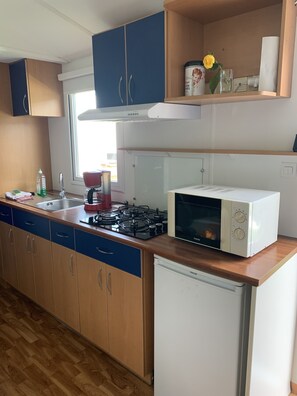 Refrigerador, microondas, placa de cocina, cafetera/tetera