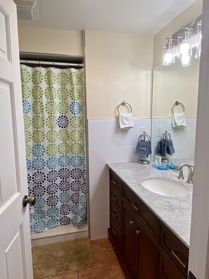 Een douche, een haardroger, handdoeken