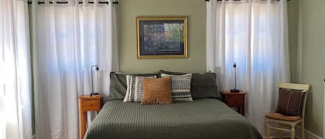 Tabla de planchar con plancha, wifi y ropa de cama
