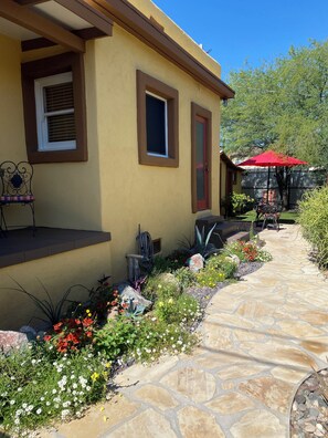 Terrace/patio - Unique , Vintage Studio Apartment for Leisure/Corporate Travel (Tucson)