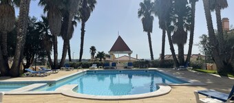 Beautiful Condo with Pool in a Golf Community in Sintra