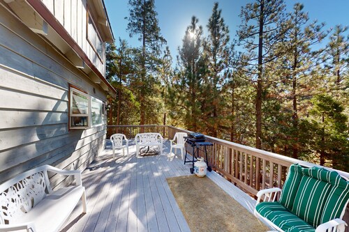 Dog-Friendly home near skiing & hiking trails with fireplace & views from deck