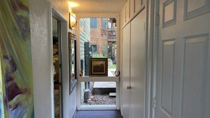 Un passadís estret amb una porta que dona a un balcó.