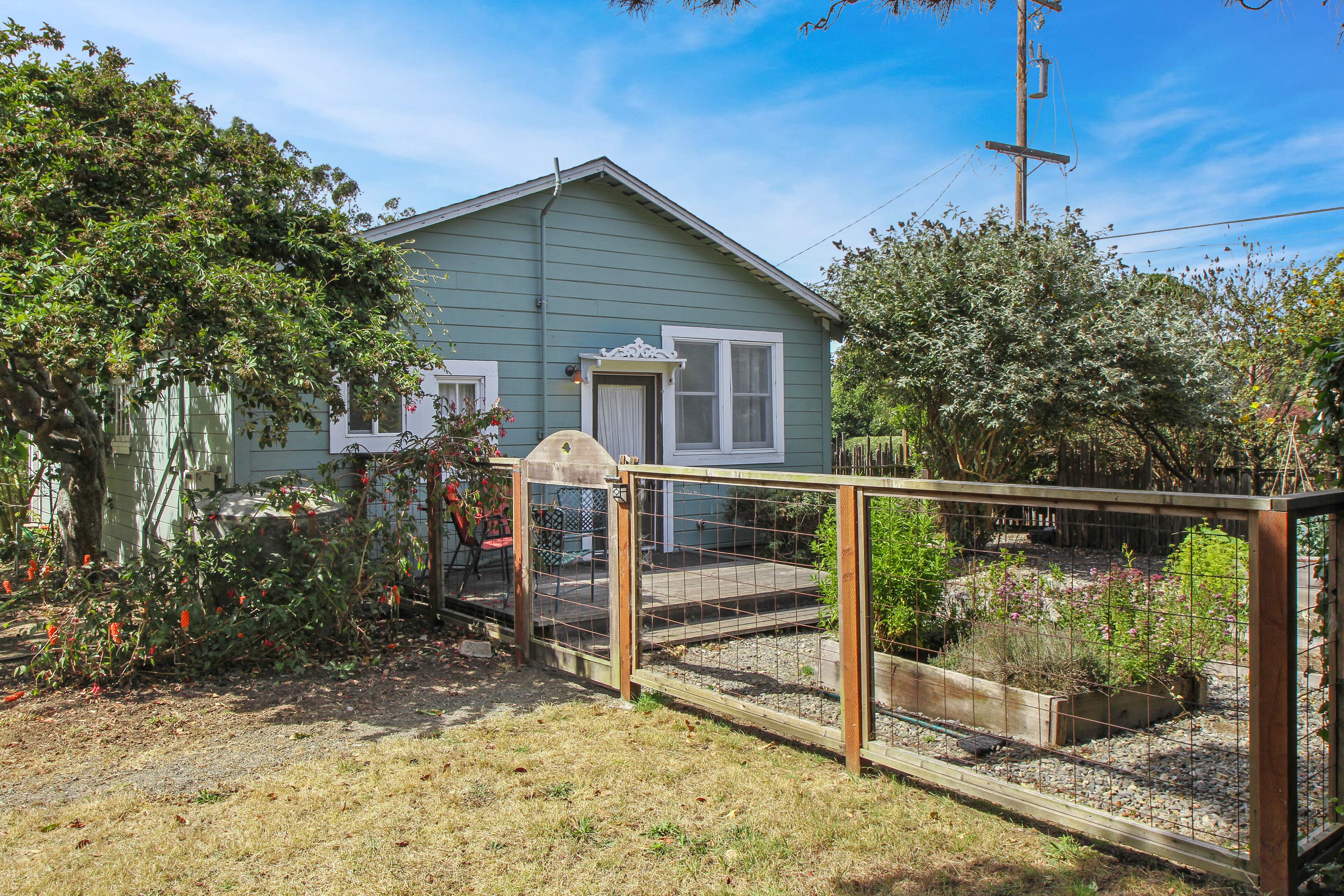 Quiet, quaint, quintessential cottage in Solitude with kitchenette & free WiFi