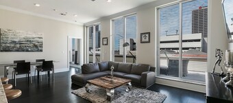Luxury 3 BR Penthouse with balcony in Downtown NOLA