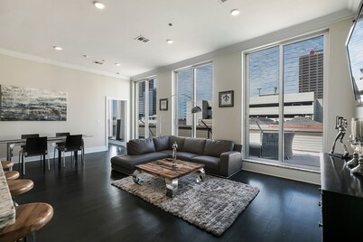 Luxury 3 BR Penthouse with balcony in Downtown NOLA