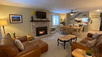 Smart-tv, eldstad, böcker och ett musikbibliotek