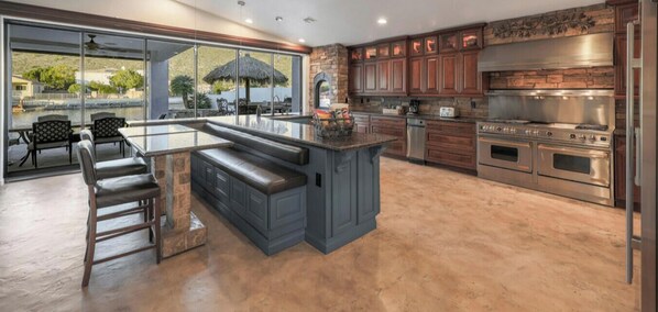 Jääkaappi, mikroaaltouuni, uuni, liesi