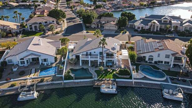 Zona residencial con casas, un puerto deportivo y una piscina grande.