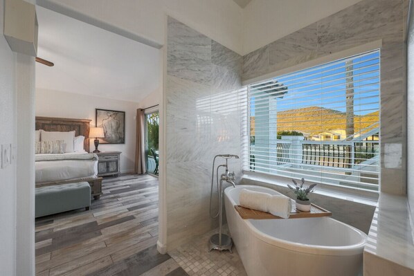 5 soverom, skrivebord, strykejern/-brett og reiseseng for barn