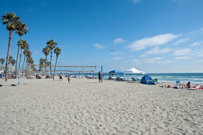 GORGEOUS & SPACIOUS FRONT OCEAN VIEW 2-KING BEDROOMS, LG DECK STEPS TO THE BEACH