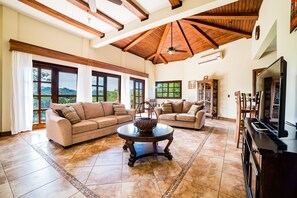 TV - Beautiful 4BR home great for a family (Playas del Coco)