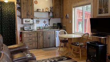 TV, DVD player, livros, aparelho de som