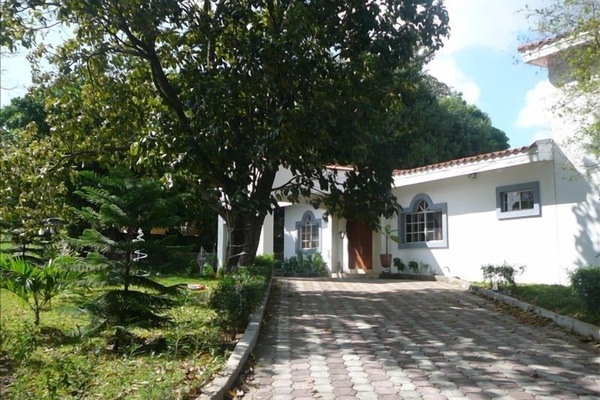 Driveway leading into the house
