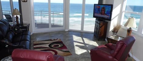 Flachbildfernseher, DVD-Player, Tischfußball