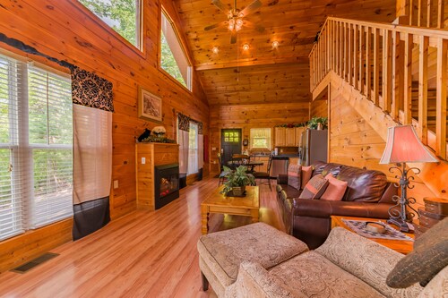 Gatlinburg/Pigeon Forge Area Secluded, Luxury Cabin, Hot Tub,Fireplace, King Bed