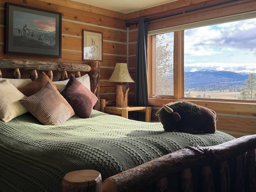 Deluxe Room, 1 Queen Bed, Mountain View | Down comforters, iron/ironing board (on request), WiFi (free)