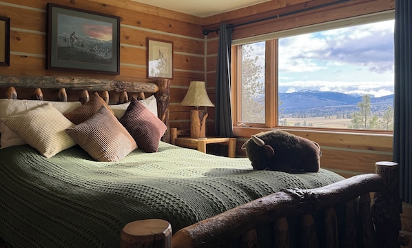 Deluxe Room, 1 Queen Bed, Mountain View | Down comforters, individually decorated, individually furnished - Blue Mountain Bed & Breakfast (Missoula)