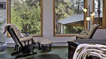 Chambre Deluxe, 1 trÚs grand lit, vue jardin | Couette en duvet d'oie, décoration personnalisée