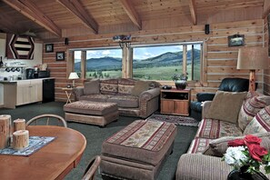 Flat-screen TV, DVD player - Blue Mountain Bed & Breakfast (Missoula)