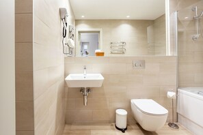 Un bagno moderno con lavandino, WC e doccia.