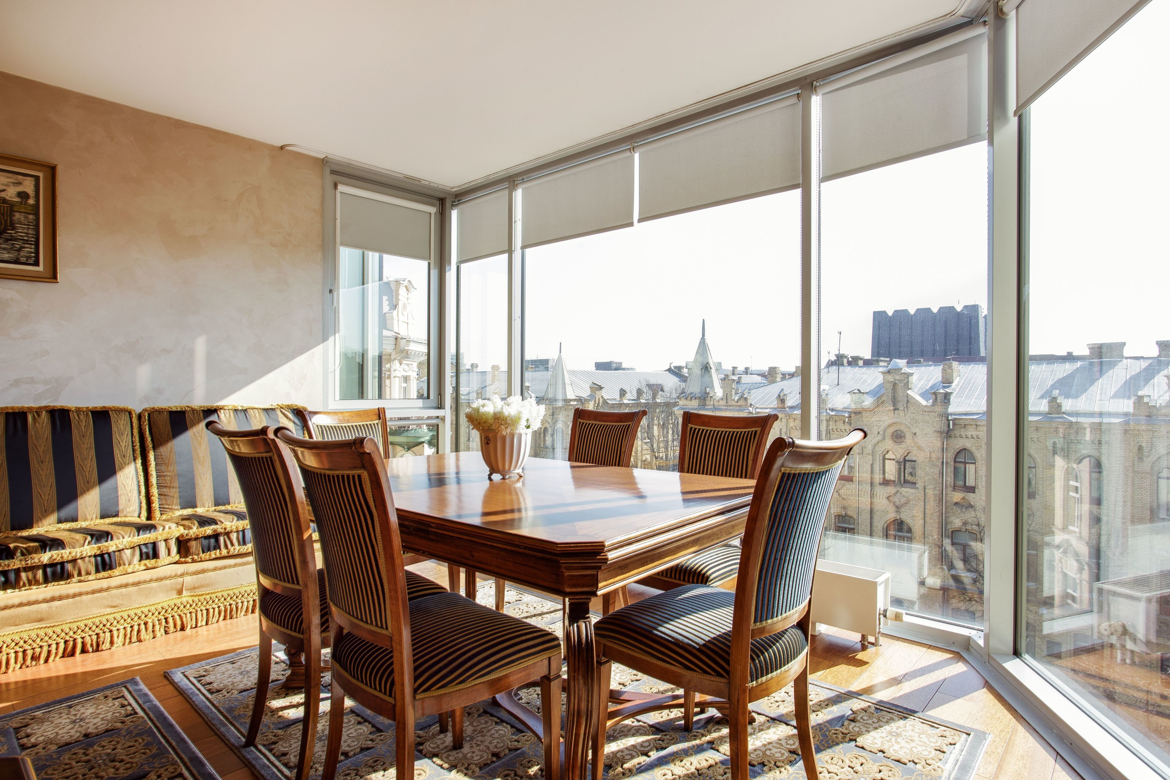 Comfort-huoneisto, 2 makuuhuonetta, kaupunkinäköala | Olohuone | Taulutelevisio