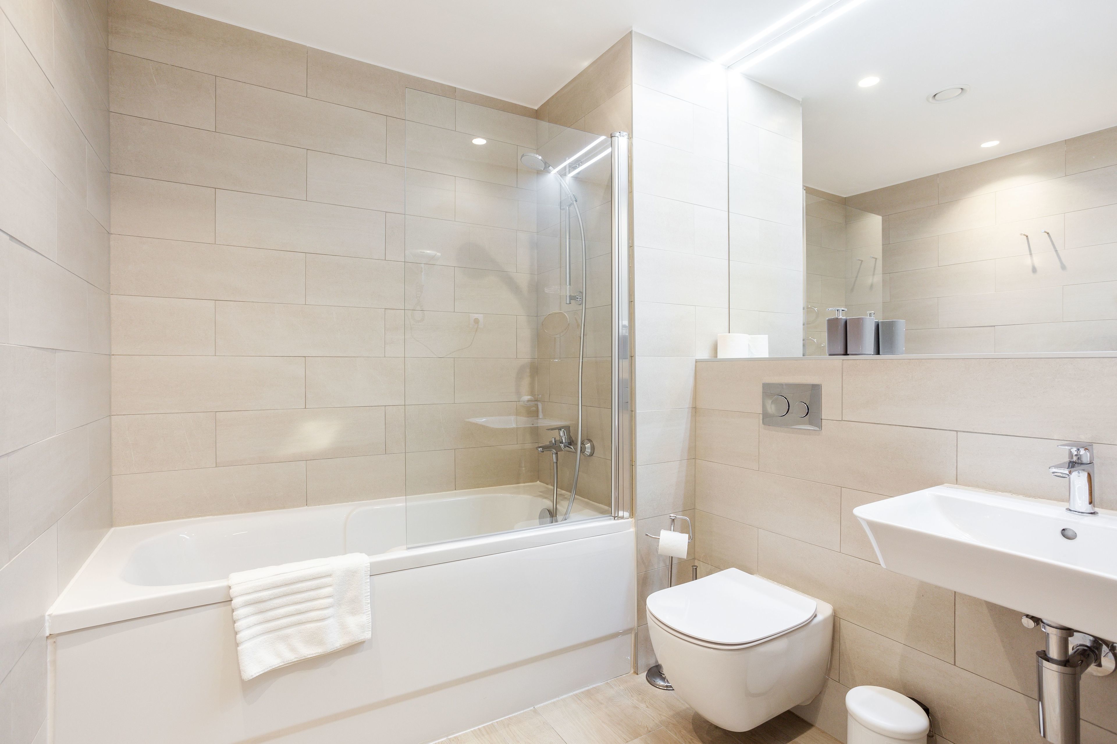 Comfort Twin Room, 2 Twin Beds | Bathroom | Free toiletries, hair dryer, towels