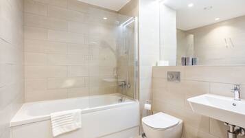 Comfort Twin Room, 2 Twin Beds | Bathroom | Free toiletries, hair dryer, towels