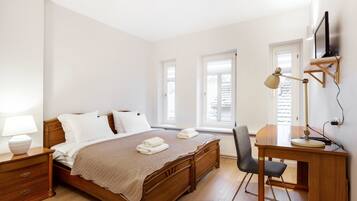 Premium-íbúð | Sérhannaðar innréttingar, sérvalin húsgögn, skrifborð